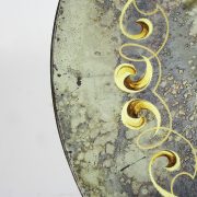 Mesa auxiliar Art Deco. Diseño de Jules Leleu. Detalle de la tapa en vidrio pintado a mano.