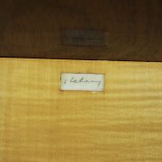 Mesa auxiliar Art Deco. Diseño de Jules Leleu. Detalle la firma, en reserva.