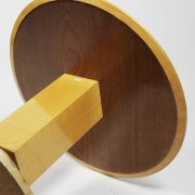 Mesa auxiliar Art Deco. Diseño de Jules Leleu. Detalle la parte posterior y base.