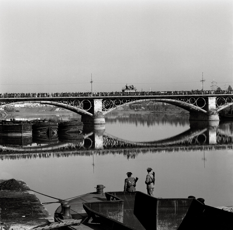Català-Roca. Puente de Triana. Sevilla, 1962.