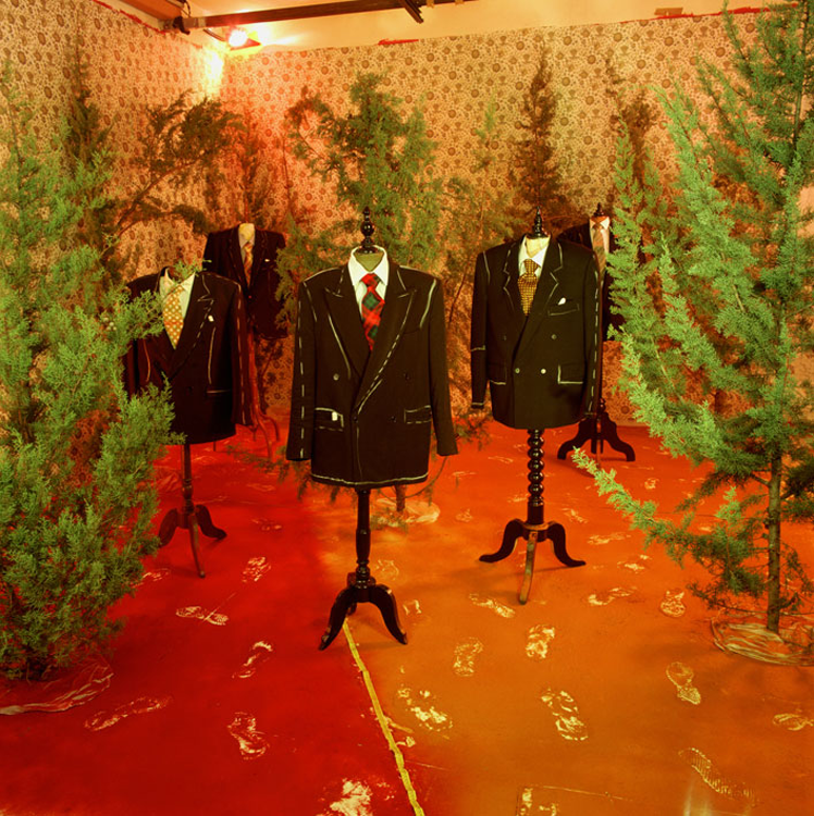 Serie Objetos encontrados.Trajes a medida. Rosa Muñoz.1996