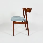 Pareja de sillas diseño escandinavo, años 50. Detalle perfil