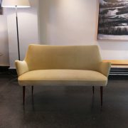 Sofá de dos plazas diseño italiano de los años 50