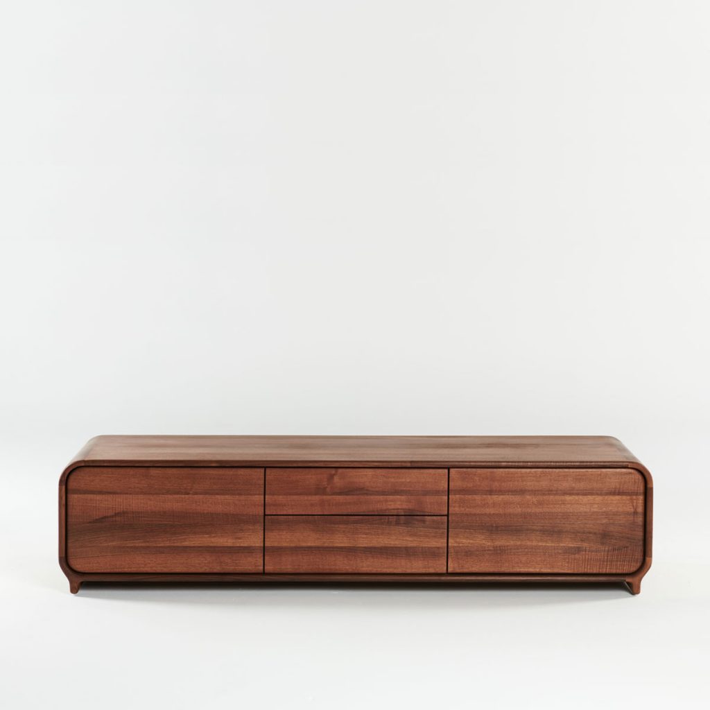 Aparador Eny Bajo de Artisan, diseño moderno europeo en madera maciza