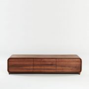 Aparador Eny Bajo de Artisan, diseño moderno europeo en madera maciza