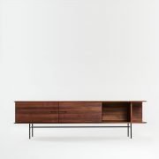 Aparador Leno en madera maciza de Michael Schneider para Artisan. Producción artesana europea de calidad