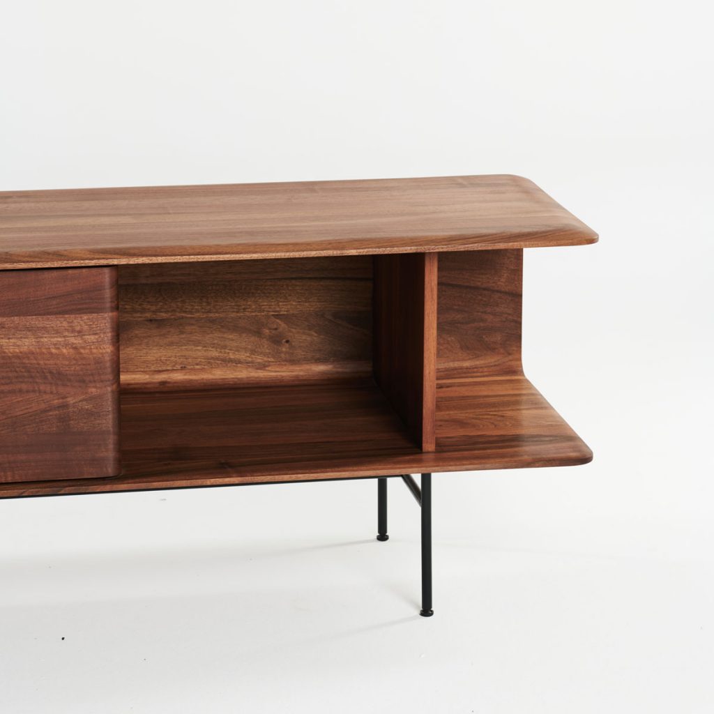 Aparador Leno en madera maciza para Artisan. Diseño exclusivo y moderno de Michael Schneider