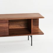 Aparador Leno en madera maciza para Artisan. Diseño exclusivo y moderno de Michael Schneider