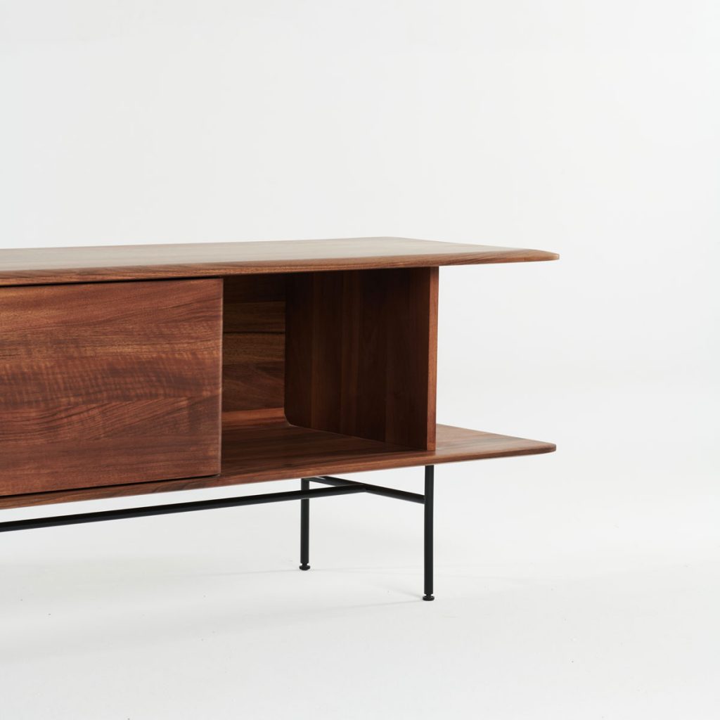 Aparador Leno en madera maciza vanguardista y original. Diseño de Michael Schneider para Artisan