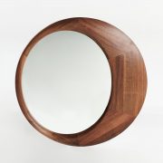 Espejo Lana de Silva Mikelic para Artisan. Diseño moderno y actual en madera maciza