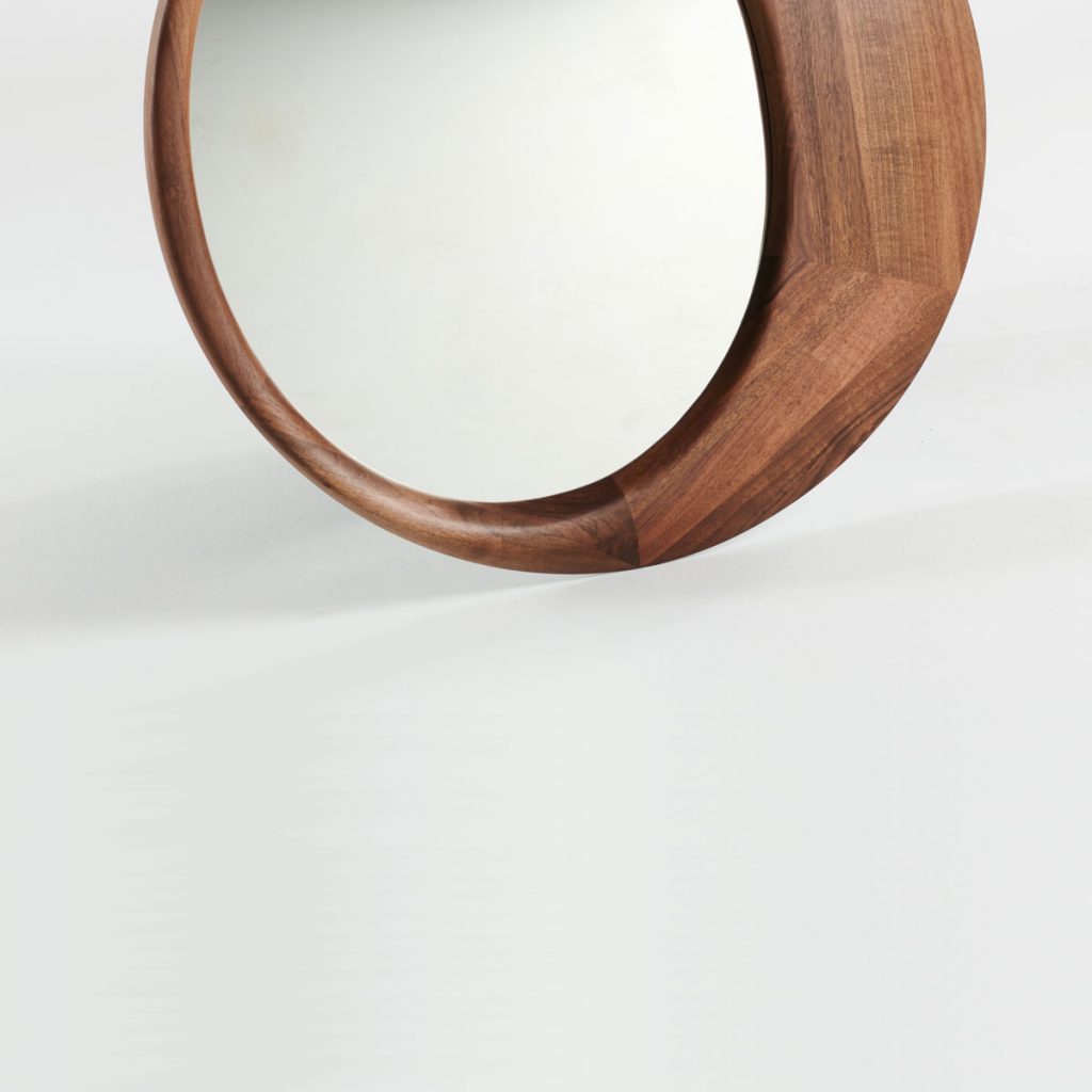 Espejo Lana para Artisan, producción artesana en madera y original en Europa de Silva Mikelic