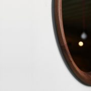 Espejo Lana en madera maciza, vanguardista y original. Diseño de Silva Mikelic para Artisan