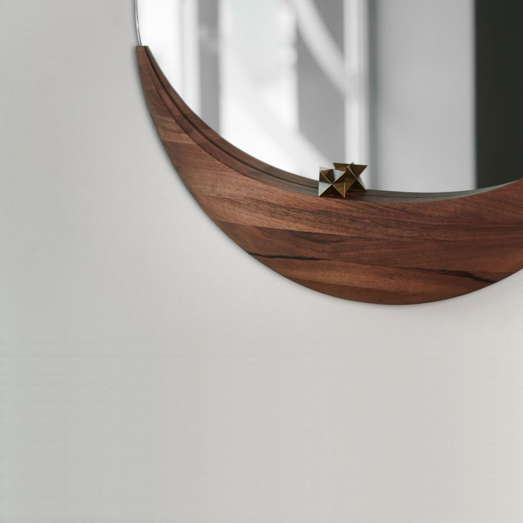 Espejo Luna para Artisan en Europa, diseñado por Silva Mikelic en madera maciza a elegir