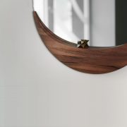 Espejo Luna para Artisan en Europa, diseñado por Silva Mikelic en madera maciza a elegir