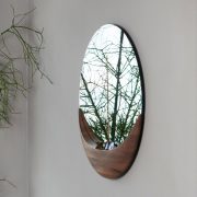 Espejo Luna de Silva Mikelic para Artisan, realizado en madera maciza de excelente calidad con diseño vanguardista