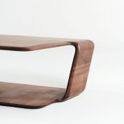 Mesa de Centro Mars, realizada en madera de excelente calidad con diseño vanguardista de Michael Schneider para Artisan
