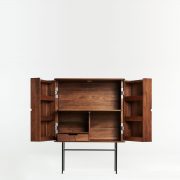 Mueble Bar Leno de Michael Schneider en Europa. Diseño artesano en madera maciza vanguardista y original para Artisan