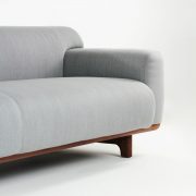 Sofá Tara dos plazas en madera maciza para Artisan. Creación original y vanguardista de Michael Schneider