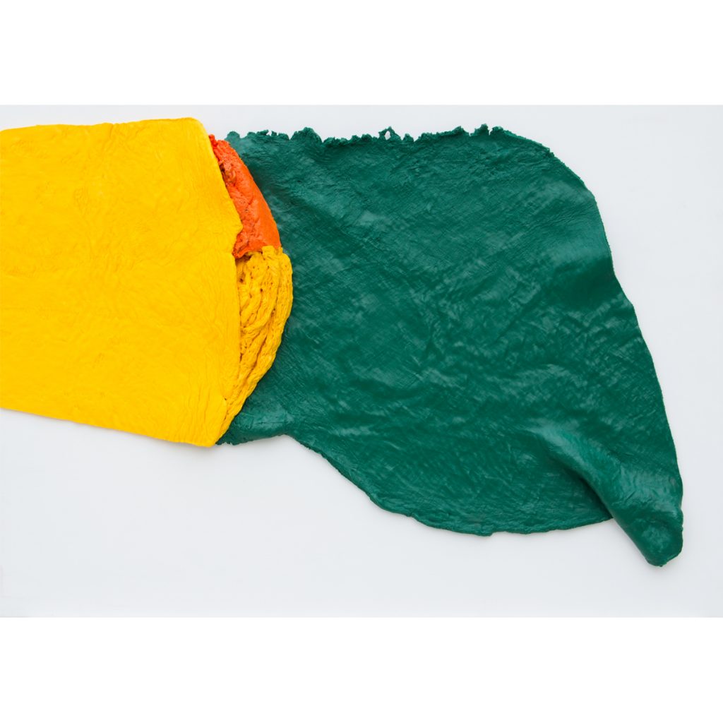 Espanione materica n° 11, 2019. Caucho de color fundido sobre panel de madera, 50 x 70 cm.