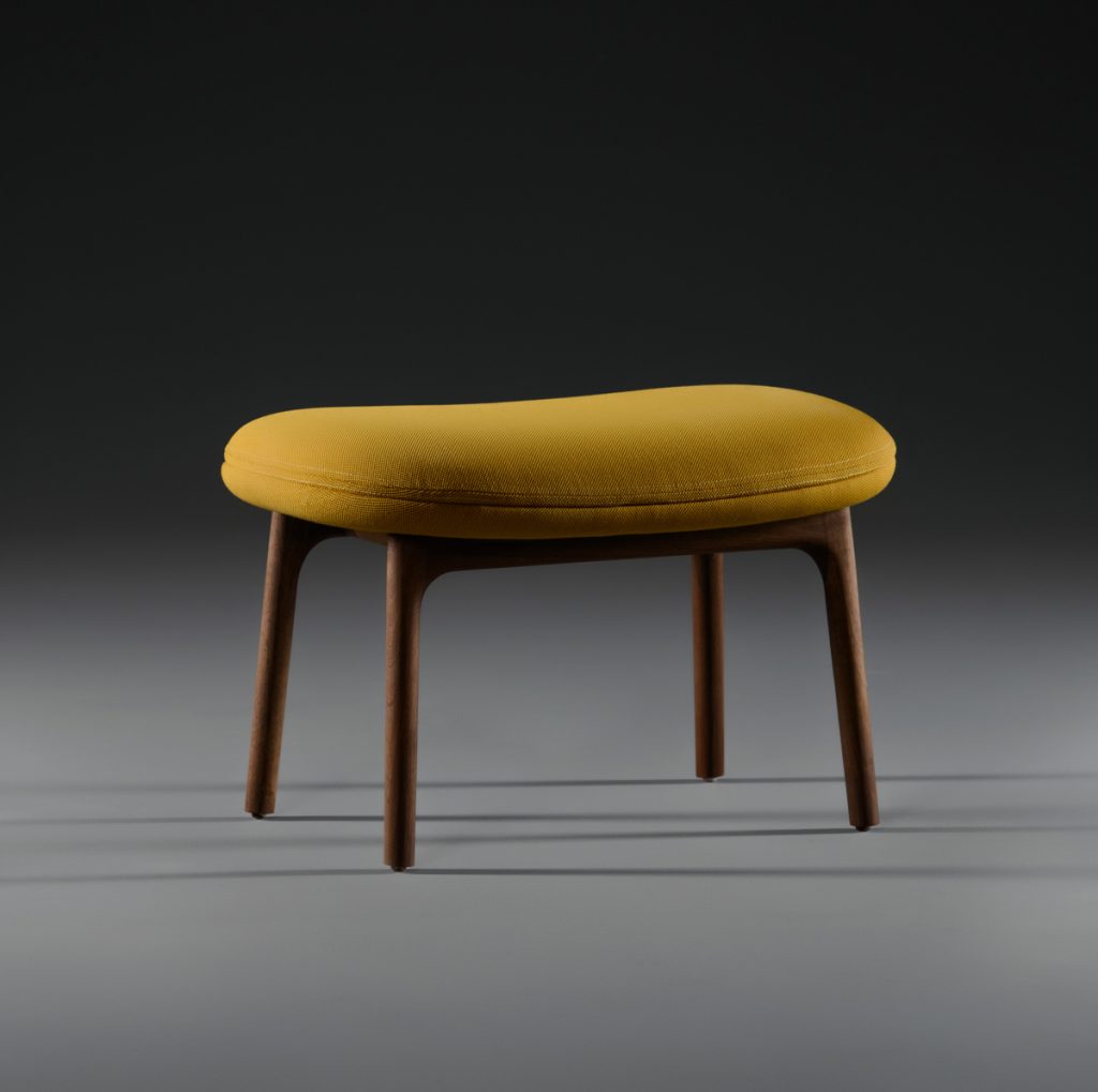 Neva Ottoman en madera maciza para Artisan. Creación original de Regular Company en Europa