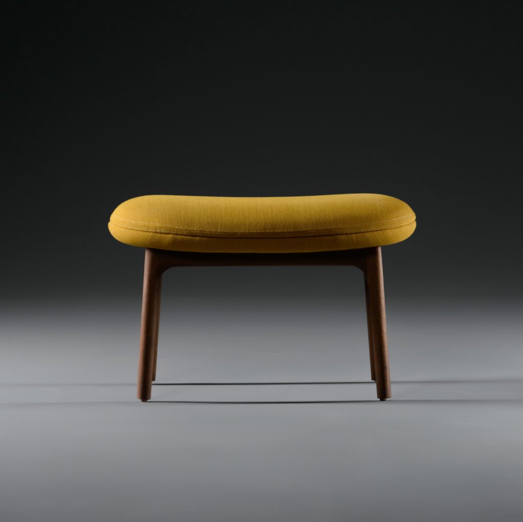 Neva Ottoman en madera maciza para Artisan. Creación original de Regular Company en Europa