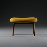 Neva Ottoman en madera maciza para Artisan. Creación original de Regular Company en Europa
