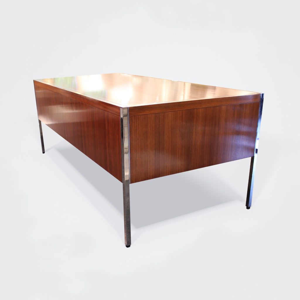 Mesa despacho de Richard Schultz.