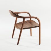 Butaca Neva Easy para Artisan en madera maciza, diseño de Regular Company en Europa