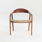 Butaca Neva Easy de Regular Company, diseño europeo en madera y tapicería. Realizado de forma artesana y exclusiva para Artisan de Bosnia