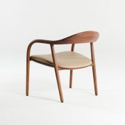 Butaca Neva Easy, mueble moderno europeo en madera y tapicería. Creación de Regular Company para Artisan