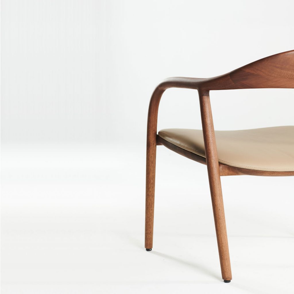Butaca Neva Easy realizada en madera maciza por Regular Company para Artisan. Mueble artesano con acabados vanguardistas