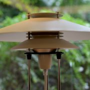 Lámpara de mesa diseño danés estilo PH Poulsen.