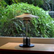 Lámpara de mesa diseño danés estilo PH Poulsen.