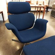 Sillón Tulip con reposapiés. Diseño de Pierre Paulin. Tapizado en tela Kvadrat, según el gusto estético de la época.