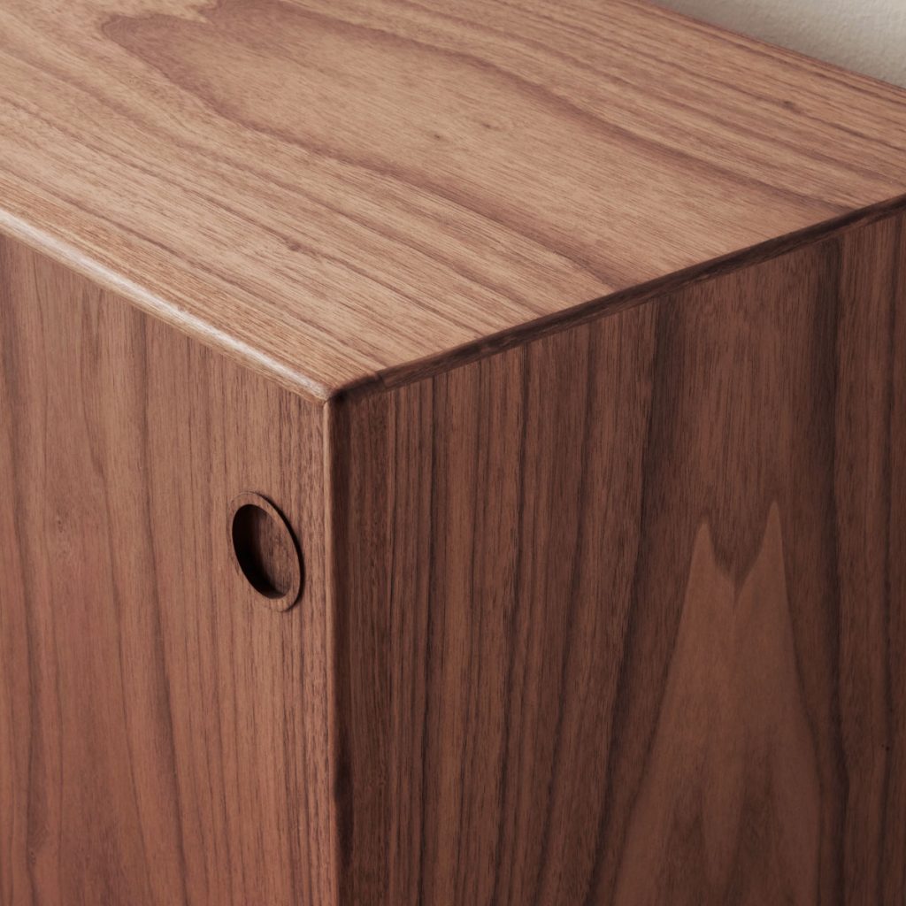 Aparador en madera maciza Sibast No 11 con chapa, diseñado por Arne Vodder en Europa