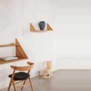Escritorio pared Xlibris ultrafino del artista Kasper Eistrup en madera de calidad. Diseño danés y fabricación de Sibast