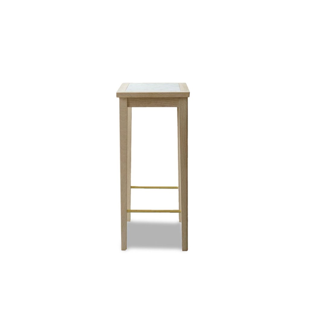 Mesa auxiliar Sibast No 1 creada por el artista Helge Sibast en los años 50. Diseño danés en madera maciza y placa central con acabados elegantes