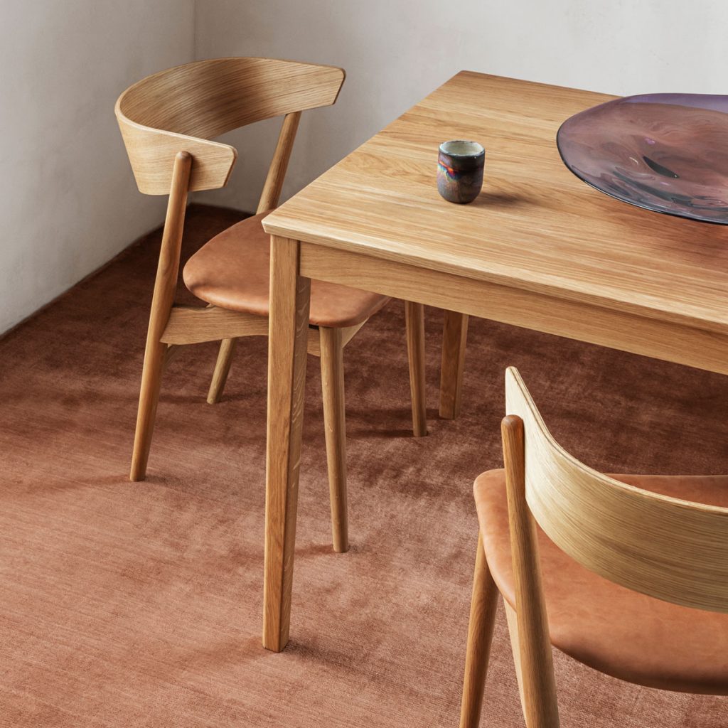 Mesa comedor Sibast Nº 2 creada por la familia Sibast. Diseño danés artesano en madera maciza con acabados elegantes