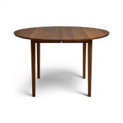 Mesa comedor en madera Sibast No 3 diseñada en los años 50 por la familia Sibast. Pieza exclusiva y elegante de producción artesana