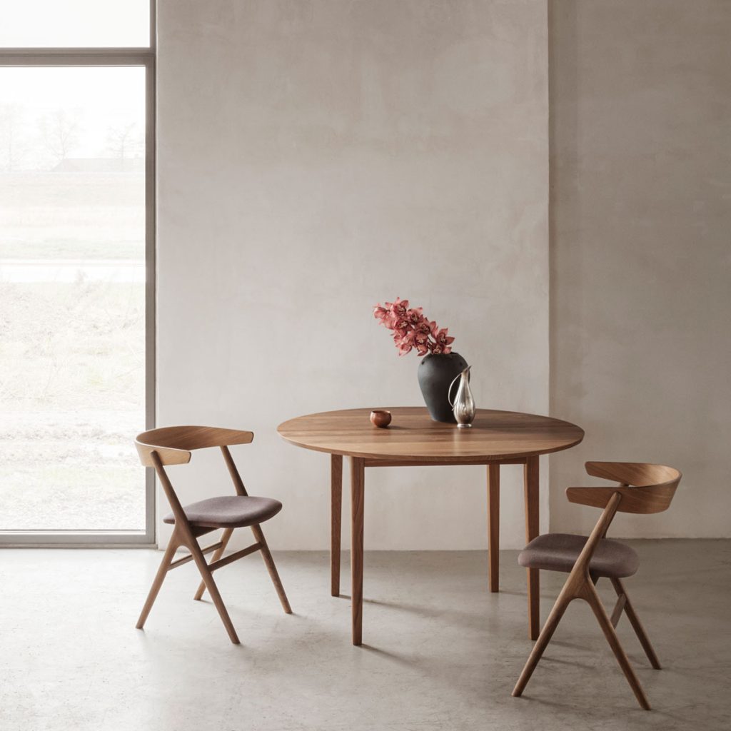 Mesa comedor Sibast No 3 con diseño original de la familia Sibast en los años 50. Fabricación artesana en madera de máxima calidad