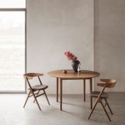 Mesa comedor Sibast No 3 con diseño original de la familia Sibast en los años 50. Fabricación artesana en madera de máxima calidad