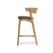 Silla bar Sibast No 7 diseño danés moderno y cómodo en madera maciza y tapicería. Fabricación artesana europea
