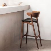 Silla bar Sibast No 7 en madera maciza y tapicería fabricada por Sibast en Europa. Diseño original y artesano danés