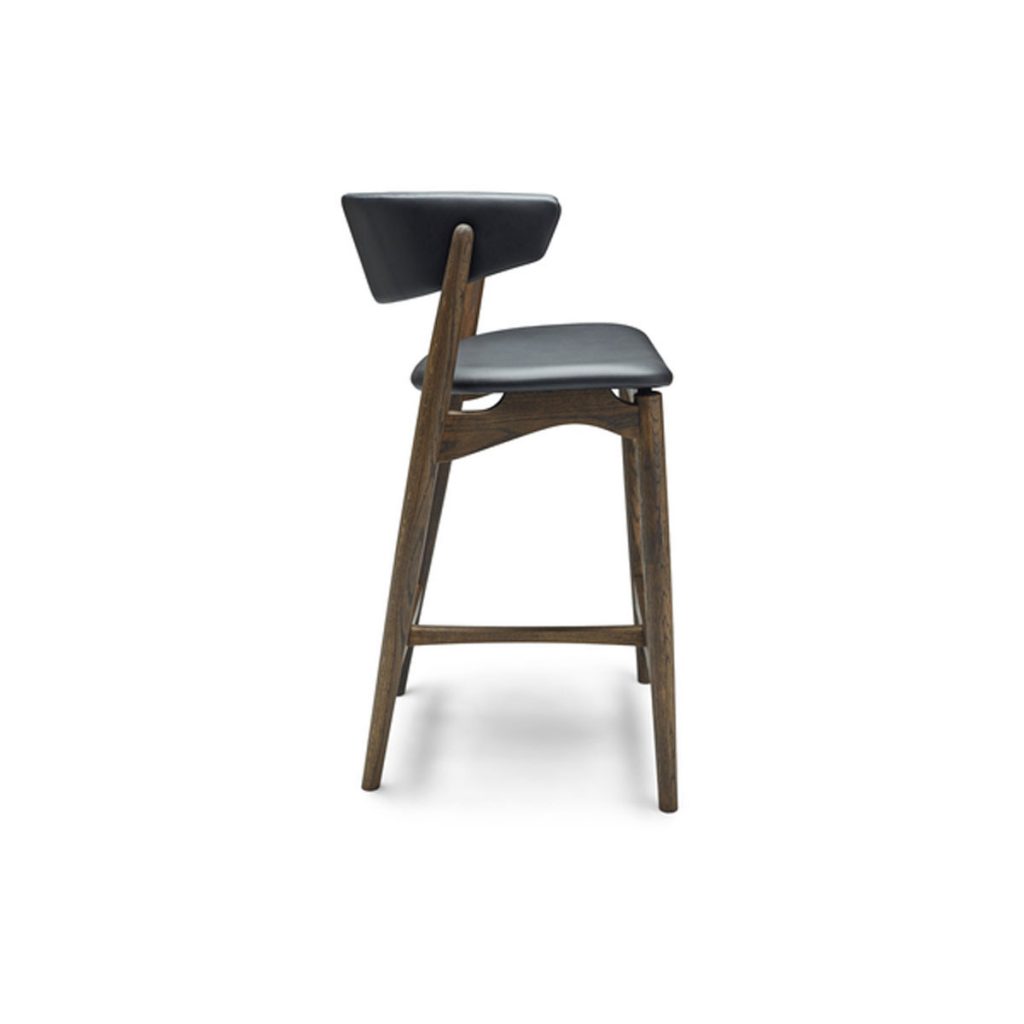 Silla bar Sibast No 7 en madera maciza y tapicería en respaldo de Sibast en Europa. Artesanía danesa europea