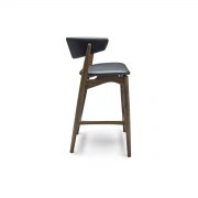 Silla bar Sibast No 7 en madera maciza y tapicería en respaldo de Sibast en Europa. Artesanía danesa europea