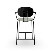 Silla bar danesa diseñada por Piet Hein con reposabrazos, realizada artesanalmente por Sibast en madera maciza y acero con tapicería