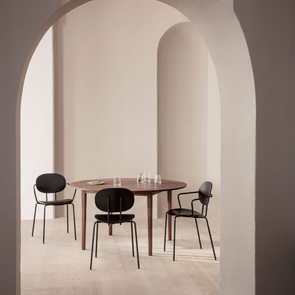 Silla comedor danesa diseñada por Piet Hein realizada por Sibast en madera lacada y acero con tapicería. Producción europea artesana
