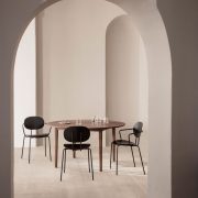 Silla comedor danesa diseñada por Piet Hein realizada por Sibast en madera lacada y acero con tapicería. Producción europea artesana