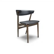 Silla comedor danesa con respaldo tapizado Sibast No 7, diseño original artesano en madera y tapicería. Fabricada por Sibast en Europa