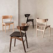 Silla comedor Sibast No 7 en madera certificada y tapicería a elegir fabricada por Sibast en Europa. Diseño original y artesano danés